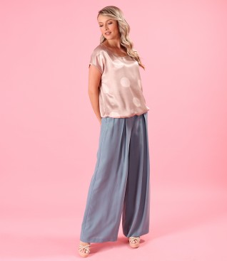 Tinuta eleganta cu pantaloni lejeri si bluza din viscoza satinata