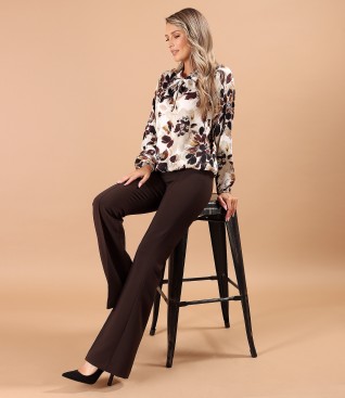 Tinuta eleganta cu pantaloni evazati si bluza cu guler tip esarfa