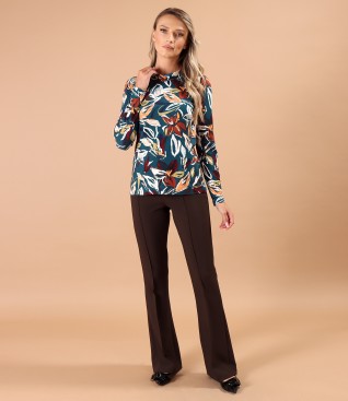 Tinuta smart casual cu pantaloni evazati si bluza din jerse elastic